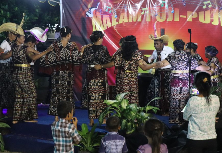 Sambut Paskah, Jemaat GMIT Galed Kelapa Lima Gelar Malam Pujian dan Pentas Budaya