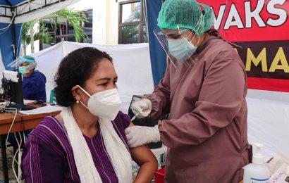 Ketua MS GMIT Bersama Sejumlah Pejabat Publik Mendapat Vaksinasi Covid-19 Tahap II