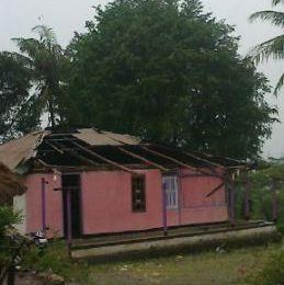 Rumah Pelayan Jemaat Nefokoko Rusak diterjang Angin Putting Beliung – Akibat Angin Puting Beliung