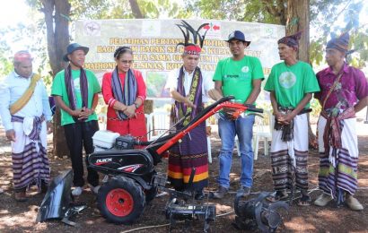 Dinas Pertanian Provinsi Sumbang Kultivator Untuk Kaum Bapak GMIT Oemathonis Noelsinas