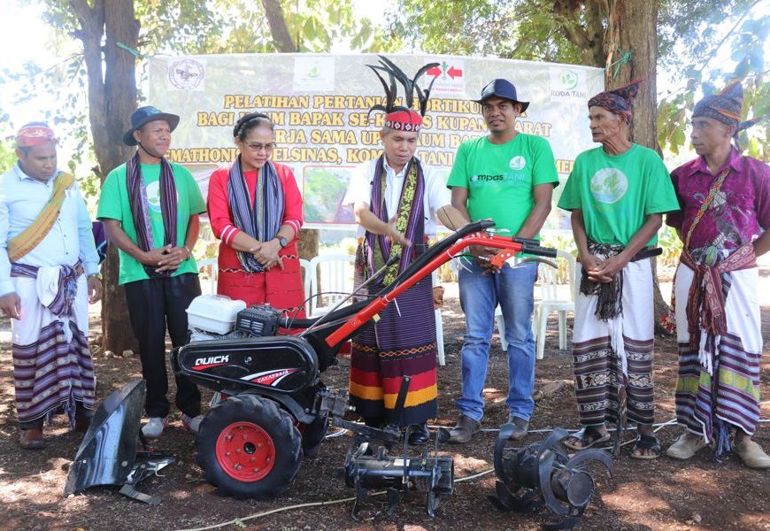 Dinas Pertanian Provinsi Sumbang Kultivator Untuk Kaum Bapak GMIT Oemathonis Noelsinas