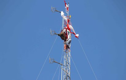 Seorang Pria Panjat dan Bermalam di Atas Tower Radio Suara Kasih GMIT Setinggi 64 Meter